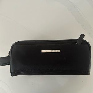 Kenneth Cole Reaction men's toiletry travel bag. Color black.